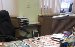 Помогал получить взятку