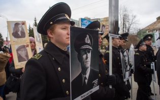 Портреты участников Полярных конвоев пронесут курсанты