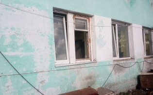 Двери взломали, собак выпустили