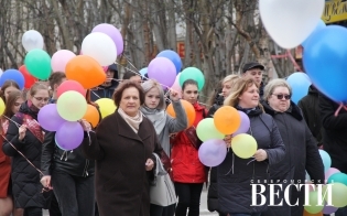 Североморские выпускники прошли торжественным строем по главной улице