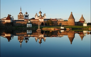 Почтили память
