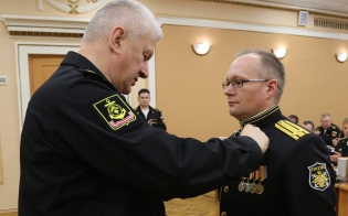 Командующий СФ вручил награды офицерам