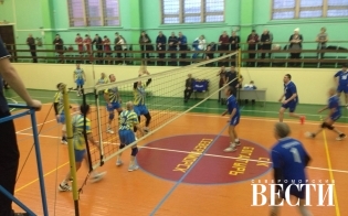 В разгаре финальная игра городского турнира о волейболу