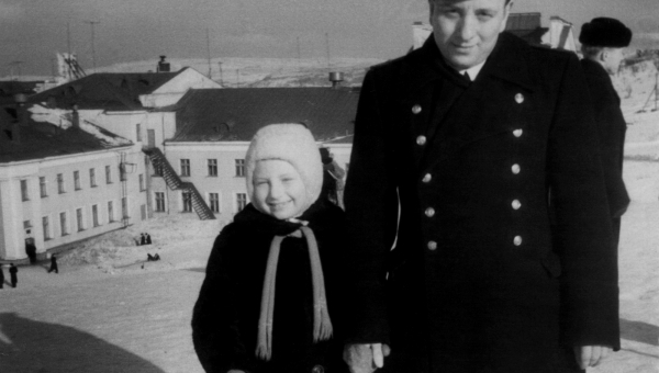 Апрель 1964 года. Владимир Ермолаевич Благочинный с дочерью Леной недалеко от ДОФа.
