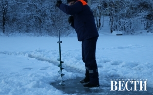 Специалисты ГИМС МЧС России замерили толщину льда на р.Ваенга