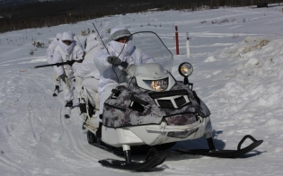 Военнослужащие СФ отрабатывают рейдовые действия на снегоходах