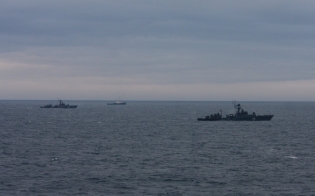 «Брест» и «Юнга» выполнят артиллерийские стрельбы в море