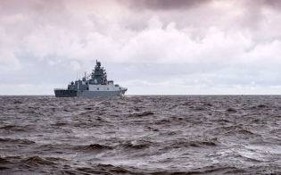 Фрегат Северного флота продолжает выполнять задачи в Атлантическом океане