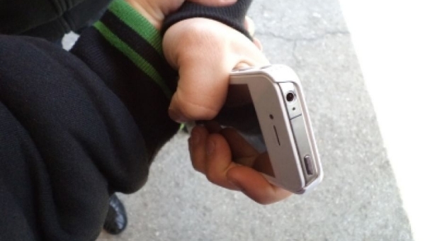 Североморец вырвал мобильный телефон у несовершеннолетнего